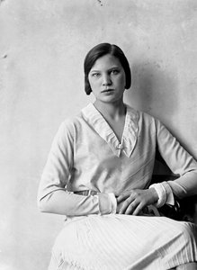 Muotokuva Marion Wulzista Anita Pittonin suunnittelemassa mekossa, noin 1940 (s/w-kuva).