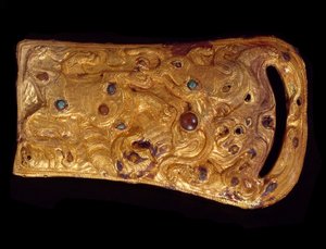 Kiinalainen taide: kultainen jalokivillä upotettu vyön solki. Länsi-Han-dynastia (206 eKr.-25 jKr.). Pariisi, Cernuschi-museo