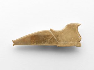Riipus linnun muodossa, n. 1050-n. 950 eKr. (jade)