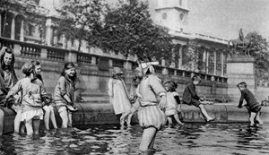 Lapset melomassa suihkulähteissä Trafalgar Squarella Lontoossa, 1926-1927