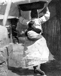 Korealainen nainen kantaa lasta selässään, 1936.