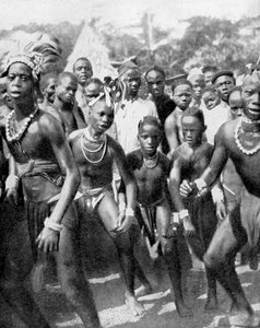Tytöiksi pukeutuneet pojatanssijat, Yafouba-heimo, Länsi-Afrikka, 1936.