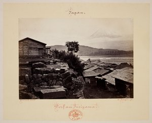 Fusiyama. Taustalla talo ja Fuji-vuori.
