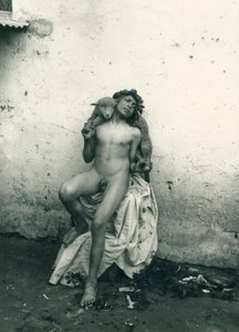 Nuori poika pitelee lammasta, Sisilia. noin 1899 (s/w-kuva). tekijältä Wilhelm von Gloeden