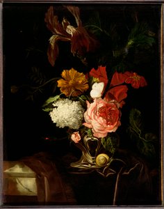 Ruusu, iiris, lila ja muut kukat korvan hopeamaljakossa, jossa etana ja perhonen päällystetyllä reunalla tekijältä Willem van Aelst