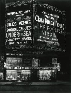 1554 Broadway osoitteessa 46th Street, I. Miller Shoes; James Drug Store ja suuret elokuvateltat valaistuivat yläpuolella. tekijältä William Davis Hassler