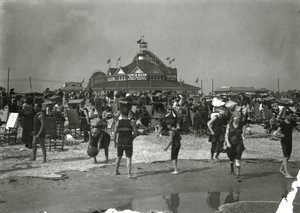 Rantakuva, Coney Island, n.1910-21 tekijältä William Davis Hassler
