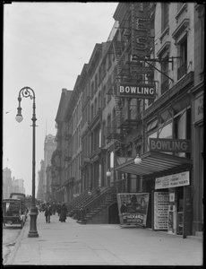 Keilaradan kyltti osoitteessa 248 W. 14th Street, New York City, 2. toukokuuta 1916. tekijältä William Davis Hassler