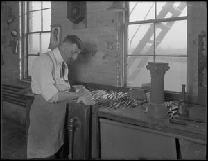 Carver työskentelee arkkukoristeiden parissa, Oneida, New York, 3. huhtikuuta 1916 tekijältä William Davis Hassler