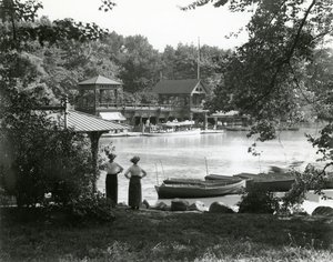 Central Park Boat House, n. 1910-21 tekijältä William Davis Hassler