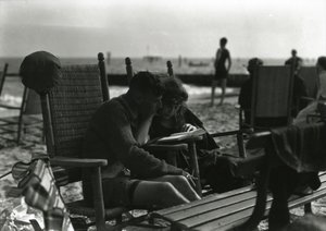 Couple Reading on Beach, Coney Island, n. 1910-21 tekijältä William Davis Hassler