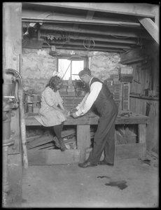 Frank P. Hassler ja Mary Hassler kellarissa, Glen Ellyn, n. 1912 tekijältä William Davis Hassler