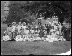 Ryhmämuotokuva roomalaiskatolisen orpojen turvapaikan lapsista, Kingsbridge, Bronx, hienossa mekossa Mother Goose -juhliin, n. 1910