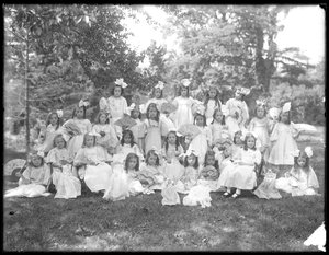 Ryhmäkuva tuntemattomista pikkutytöistä, luultavasti roomalaiskatolinen orpojen turvapaikka, Kingsbridge, Bronx, n. 1910 tekijältä William Davis Hassler