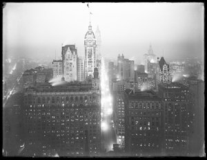 Korkeakulmainen sumuinen yönäkymä alemmasta Manhattanista pohjoiseen, Singer Building, Woolworth Building ja Municipal Building näkyvissä, n. 1913 tekijältä William Davis Hassler