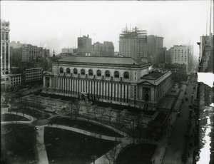 New Yorkin julkinen kirjasto ja Bryant Park, n. 1910-21 tekijältä William Davis Hassler