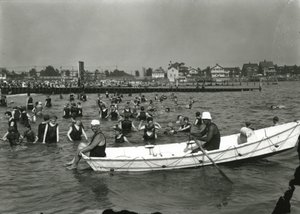 Soutuvene ja uimareita vedessä, Coney Island, n. 1910-21 tekijältä William Davis Hassler