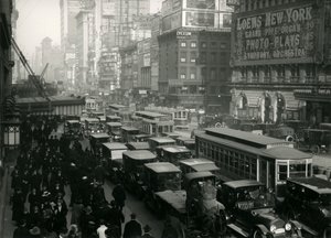 Times Square, täynnä autoja, busseja ja ihmisiä, noin 1917 tekijältä William Davis Hassler