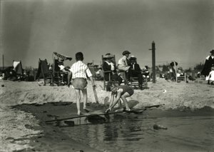 Kaksi lasta leikkii puujätteillä matalikossa, Coney Island, n. 1910-21 tekijältä William Davis Hassler