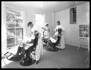 Kaksi potilasta tutkittavana, hammaslääkärin huone, Seton Hospital, Spuyten Duyvil, Bronx, 30. lokakuuta 1914. tekijältä William Davis Hassler