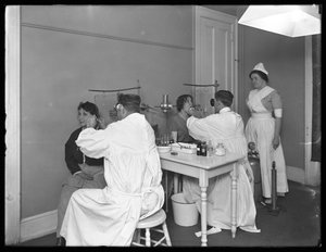 Kaksi tutkittavaa potilasta, tutkimushuone nro 1, Setonin sairaala, Spuyten Duyvil, Bronx, 30. lokakuuta 1914 tekijältä William Davis Hassler