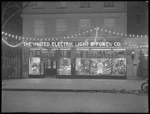United Electric Light und Power Companyn myymälän näyteikkuna koristeltu "sähköisen hyvinvoinnin viikkoa" varten, 29. marraskuuta - 4. joulukuuta 1915, New York City, New York City tekijältä William Davis Hassler