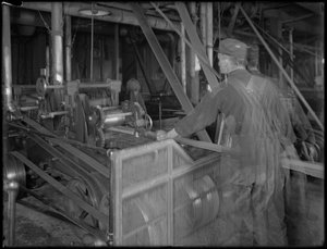 Työläinen, joka syöttää puutavaraa höylään, Oneida, New York, 3. huhtikuuta 1916 tekijältä William Davis Hassler