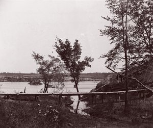 Fort Darling. Naamioitu akku ja tukos James Riverissä, n. 1865.