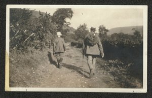 Ralph Vaughan Williams ja Gustav Holst kävelemässä Malvern Hillsillä, syyskuu 1921 (m/v kuva) tekijältä William Gillies Whittaker