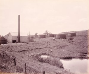 Lehigh Valley Railroadin öljypumppaamo Ateenan lähellä. tekijältä William H. Rau
