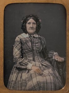 Istuva iäkäs nainen, jolla on ruudullinen mekko ja huppu, 1854-60. tekijältä William Hardy Kent