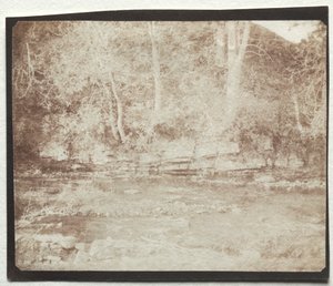 Vuoristojoki, joka virtaa Dounen linnan juurella tekijältä William Henry Fox Talbot