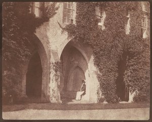 Pastori Calvert Jones Lacock Abbeyn luostarikäytävissä tekijältä William Henry Fox Talbot