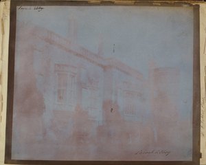 Lacockin luostarin eturintama ja Sharingtonin torni tekijältä William Henry Fox Talbot
