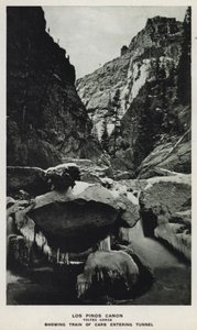 Coloradon kanjonit: Los Pinos Canon, Toltec Gorge, Näytetään tunneliin saapuvien autojen juna (m/w kuva) tekijältä William Henry Jackson