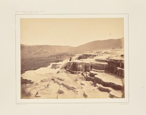 Mammoth Hot Springs Gardinerjoen varrella tekijältä William Henry Jackson