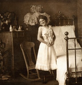 "Oh That Corset" "Oopperan jälkeen", n. 1900 (seepiakuva) (katso myös 473262)