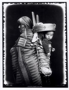 Navajo-nainen kantoi papoosea selässään, n. 1914 (bw kuva)