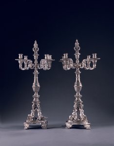 Pari erittäin tärkeää saksalaista nelivalokynttelikköä, tilattu George II:lle, valmistaja Balthasar Friedrich Behrens, Hannover, 1736-37