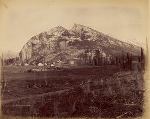 Twin Peaks ja C.P.R. Hotel, Banff tekijältä William McFarlane Notman