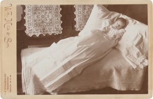 Kuolemanjälkeinen vauva sängyllä,1880-1890-luku (kuva) tekijältä William Mills & Son