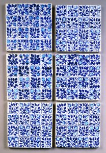 Seitsemän William Morrisin sinistä "Small Bough" -neliölaattaa tekijältä William Morris