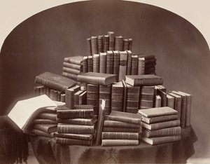 Asetelma kirjojen kanssa, 1870-80-luvut. tekijältä William Notman.