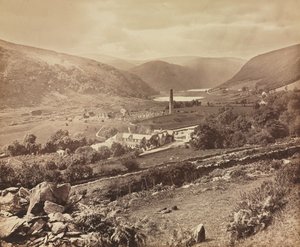 Glendaloughin laakso Wicklowin kreivikunnassa Irlannissa tekijältä William Russell Sedgfield