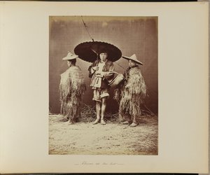 Kiinalaiset sadetakkien kanssa
