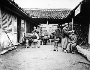Liikkuvat parturit maalaistalossa Kiinassa, n. 1875