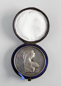 R.A. mitali myönnettiin George Framptonille 10.12.1884 parhaasta figuurimallista (metalli)