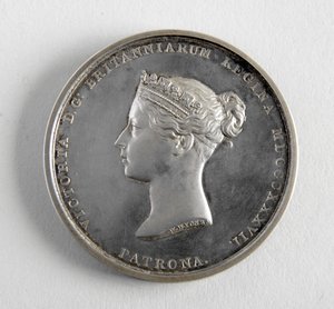 R.A. mitali myönnettiin George Framptonille 10.12.1884 parhaasta figuurimallista (metalli)