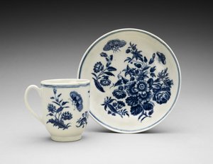 Kahvikuppi ja lautanen, c. 1770-1783 (pehmeää posliinia siirtopainatuksella) tekijältä Worcester Porcelain Manufactory