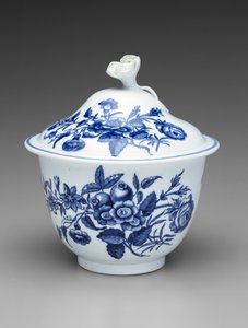 Katettu sokerikulho, n. 1760-1780 (pehmeää posliinia) tekijältä Worcester Porcelain Manufactory